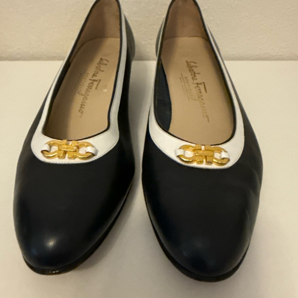 Ferragamo Gancini Horsebit Pumps Navy/White | 8.5 AAA | Kitten Heel - Picture 2 of 10